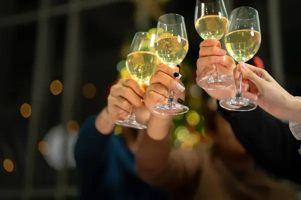 Sluit Een Glas Klinkende Glazen Champagne Met Verlichting Diner Feest — Stockfoto