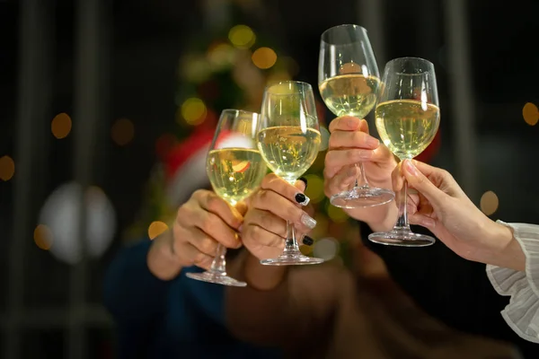 Close Gläser Klirren Gläser Champagner Mit Beleuchtung Dinner Party Mit — Stockfoto