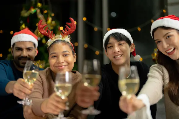 把酒杯上的香槟酒和灯火合起来 亚洲男人和女人朋友的派对庆祝 快乐的朋友圣诞节前夕 我们会用食物和香槟庆祝晚宴 — 图库照片