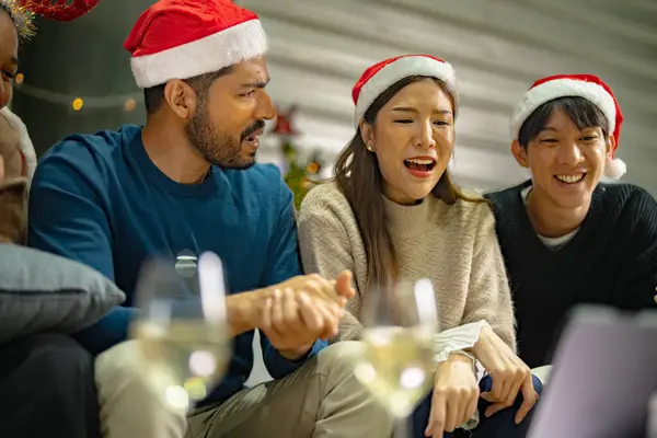 友達にスクリーンタブレットを介して呼び出すアジアの若い十代の顔を閉じます テクノロジーによるオンラインコミュニケーションを祝う人々のパーティー 自宅でクリスマスを祝う友人女性と男性 — ストック写真