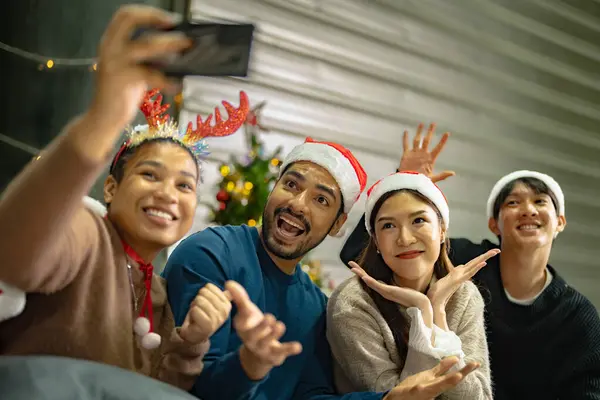 Festa Amici Asiatici Godendo Bevande Natale Celebrando Avendo Selfie Smartphone — Foto Stock
