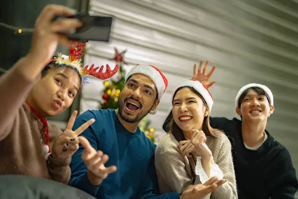 亚洲朋友派对享受圣诞酒水 并通过智能手机庆祝自己的自拍 快乐的女人和男人圣诞节前夕用食物和饮料庆祝晚餐 — 图库照片