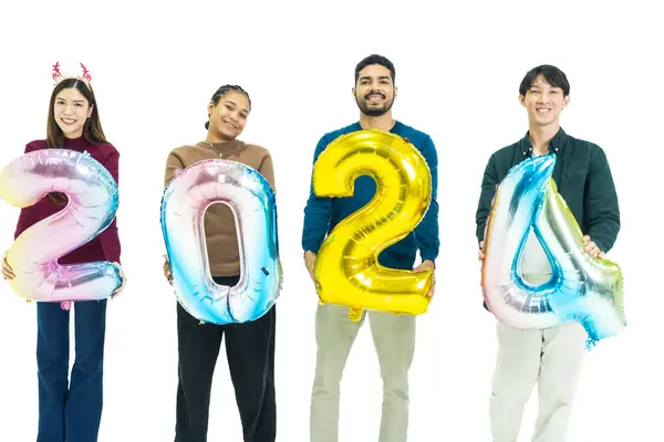 Groep Mensen Met Fantasie Kleurballonnen Zeepbel Van Het Nummer 2024 — Stockfoto