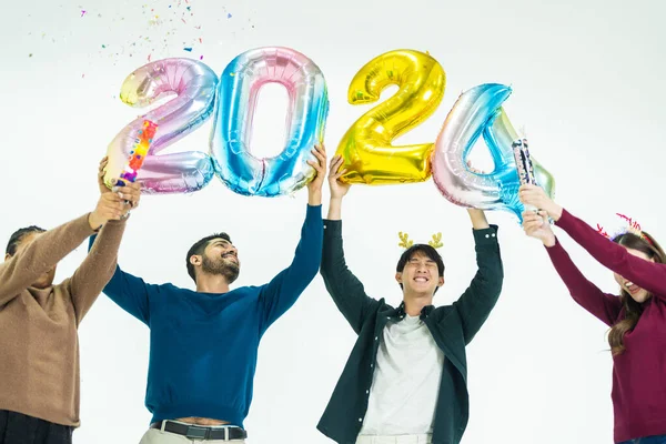 ファンタジーカラーの気球バブルを開催する人々のグループ 2024 新年のために 白い背景に立っている男女 ハッピーニューイヤーパーティーのお祝い — ストック写真