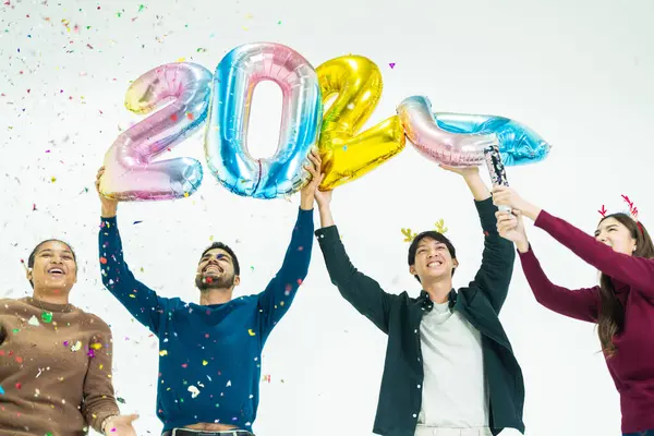 Groep Mensen Met Fantasie Kleurballonnen Zeepbel Van Het Nummer 2024 — Stockfoto