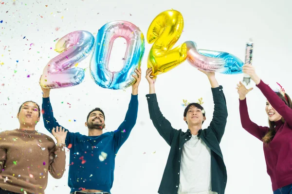 Bir Grup Insan Yeni Yıl Için 2024 Sayısının Fantezi Renkli — Stok fotoğraf