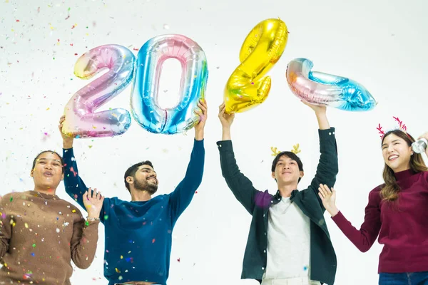 Gruppe Von Menschen Mit Fantasiefarben Luftballons Blase Der Zahl 2024 — Stockfoto