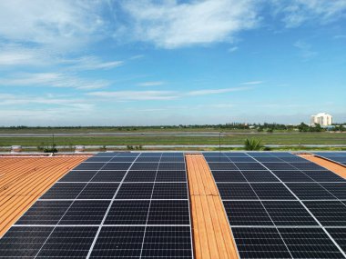 Fabrika deposunun çatısındaki güneş enerjisi sisteminin üst hava görüntüsü. Enerji ve karbon ayak izini azaltmak için fotovoltaik yenilenebilir enerji. Temiz enerji. Yapımda güneş paneli ve yapı.