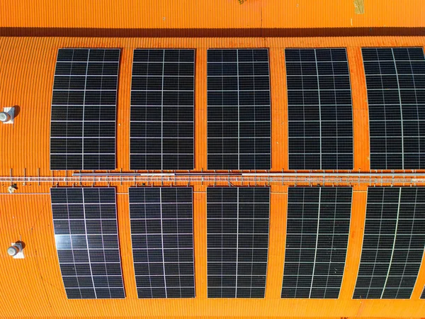 工厂仓库顶部的太阳能屋顶系统的顶层空中视图 光电可再生能源 以减少能源和碳足迹 清洁能源 太阳能电池板和建筑物结构 — 图库照片