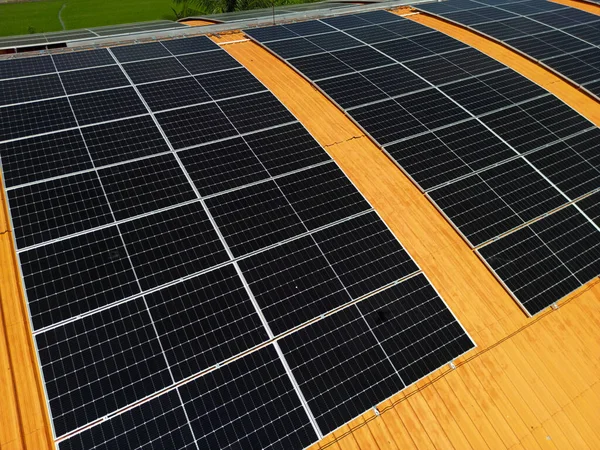 Fabrika Deposunun Çatısındaki Güneş Enerjisi Sisteminin Üst Hava Görüntüsü Enerji — Stok fotoğraf