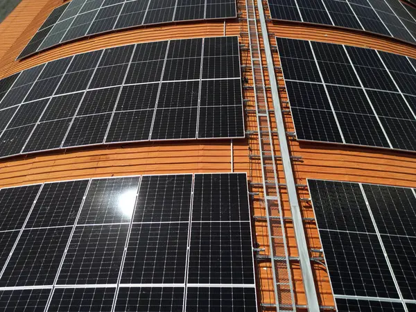 Fabrika Deposunun Çatısındaki Güneş Enerjisi Sisteminin Üst Hava Görüntüsü Enerji — Stok fotoğraf