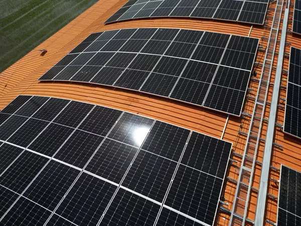 Luftaufnahme Der Solardachanlage Auf Dem Dach Des Werkslagers Erneuerbare Energien — Stockfoto