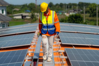 İşçi teknisyenler çatıda güneş panelleri sistemi kurmaya çalışıyorlar. Güneş fotovoltaik panel sistemi kuruluyor. Alternatif enerji ekolojik kavramı. Yenilenebilir temiz enerji teknolojisi kavramı.