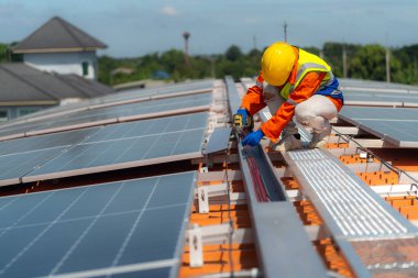 İşçi teknisyenler çatıda güneş panelleri sistemi kurmaya çalışıyorlar. Güneş fotovoltaik panel sistemi kuruluyor. Alternatif enerji ekolojik kavramı. Yenilenebilir temiz enerji teknolojisi kavramı.