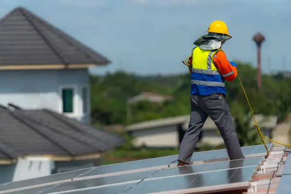 Arbeiter Techniker Arbeiten Daran Eine Solaranlage Auf Dem Dach Errichten — Stockfoto