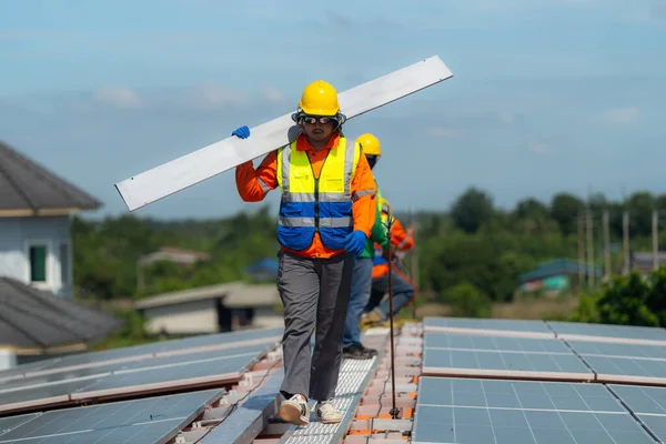 Técnicos Los Trabajadores Están Trabajando Para Construir Sistema Paneles Solares —  Fotos de Stock