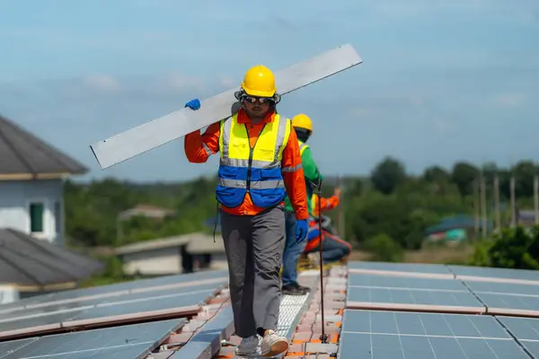 工人技术人员正在屋顶上建造太阳能电池板系统 安装太阳能光伏面板系统 替代能源生态概念 可再生能源清洁技术概念 — 图库照片