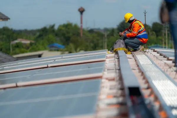 Trabalhador Técnicos Estão Trabalhando Para Construir Sistema Painéis Solares Telhado — Fotografia de Stock