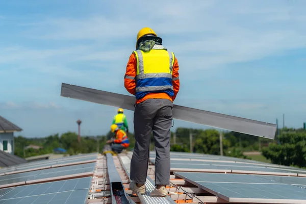 Técnicos Los Trabajadores Están Trabajando Para Construir Sistema Paneles Solares — Foto de Stock