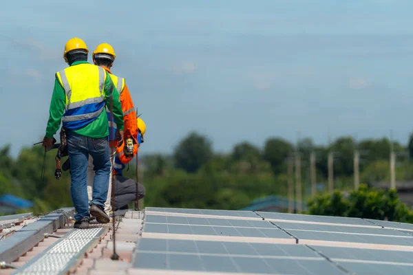 Muncitori Tehnicienii Lucrează Pentru Construi Sistemul Panouri Solare Acoperiș Instalarea — Fotografie, imagine de stoc
