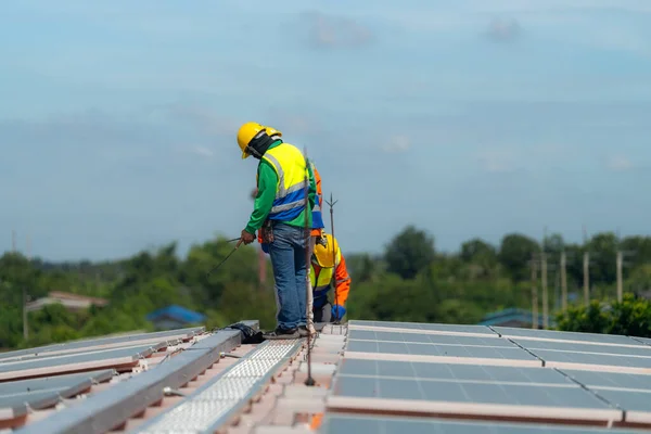Les Techniciens Travailleurs Travaillent Construction Panneaux Solaires Sur Toit Installation — Photo
