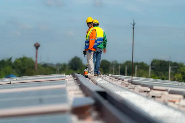 Técnicos Los Trabajadores Están Trabajando Para Construir Sistema Paneles Solares —  Fotos de Stock