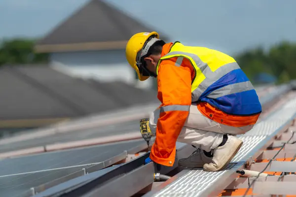 Técnicos Los Trabajadores Están Trabajando Para Construir Sistema Paneles Solares — Foto de Stock