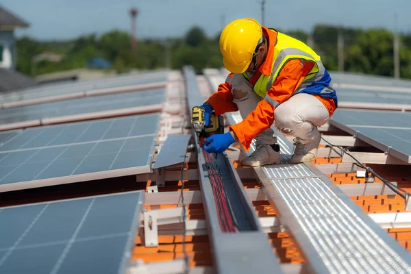 Les Techniciens Travailleurs Travaillent Construction Panneaux Solaires Sur Toit Installation — Photo