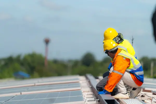 Arbeiter Techniker Arbeiten Daran Eine Solaranlage Auf Dem Dach Errichten — Stockfoto