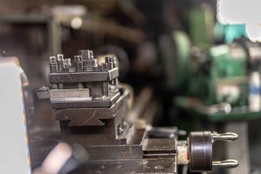 Adamlar makine yerleştirmek için çelik parçaları inceliyor. Öğretmen ve öğrenci takımı çelik fabrikasında ağır makineler kullanmayı öğreniyor. İşçiler üretim sırasında kalite kontrolü yaparken işbirliği yaparlar.