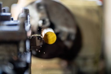 Metal Lathes için makine işletimini kapat. Çelik kolon makinede yuvarlanıyor. Metal endüstrisi. Torna makinesinde uçan kıvılcımlarla çalışan metal iç çeliği bitirmek