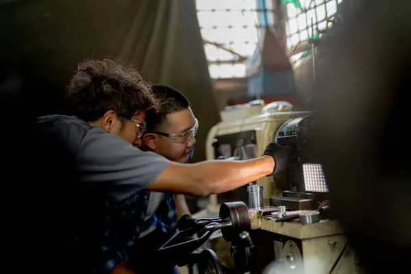 Men Inspecting Steel Parts Machine Installation Team Teacher Student Learning — Stock Photo, Image