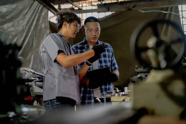 Los Hombres Están Inspeccionando Piezas Acero Para Instalación Máquina Equipo — Foto de Stock