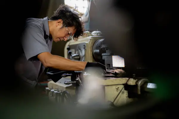 Asiatisk Arbetare Vid Produktionsanläggningar Som Borrar Vid Maskiner Professionell Arbetare — Stockfoto