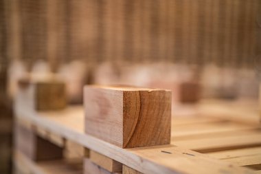 Kereste kutusu. Depodaki palet odununun arka planı. Kalıp ahşap bölümü. Ahşap karelerden kurtulun. Yığının üzerinde hammadde kerestesi.