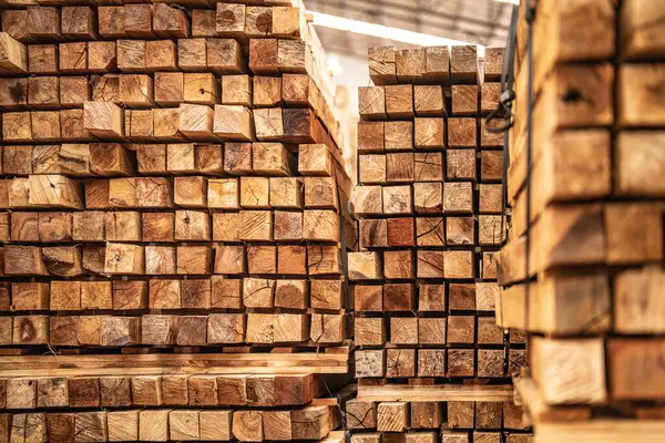 パターンウッドセクションの背景 木の正方形のグリッド スタック上の材料木材の原料 — ストック写真