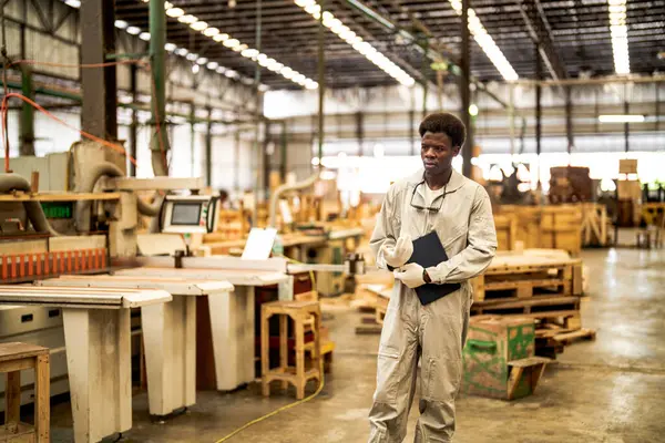 Africano Homem Trabalhadores Engenharia Com Confiança Com Vestido Suíte Trabalho — Fotografia de Stock