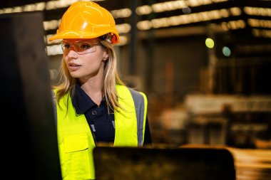 Makine teçhizatı olan insanlar fabrika teknolojisine sahipler. Akıllı endüstri çalışanı. Fabrika mühendisi kadın kontrol paneli anahtarı için kendinden emin duruyor. İşçi sanayi fabrikasındaki ağır makinede çalışıyor..