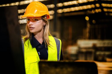 Makine teçhizatı olan insanlar fabrika teknolojisine sahipler. Akıllı endüstri çalışanı. Fabrika mühendisi kadın kontrol paneli anahtarı için kendinden emin duruyor. İşçi sanayi fabrikasındaki ağır makinede çalışıyor..