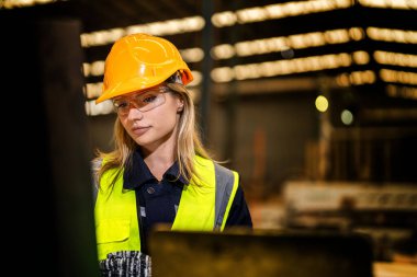 Makine teçhizatı olan insanlar fabrika teknolojisine sahipler. Akıllı endüstri çalışanı. Fabrika mühendisi kadın kontrol paneli anahtarı için kendinden emin duruyor. İşçi sanayi fabrikasındaki ağır makinede çalışıyor..