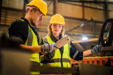 Kontrol paneli değişimine hazır hareket eden mühendis işçiler. İnsanlar sanayi fabrikasındaki ağır makinelerde çalışıyor. Makine teçhizatı fabrika teknolojisiyle. akıllı endüstri çalışanı.
