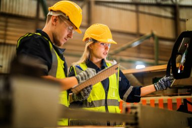 Kontrol paneli değişimine hazır hareket eden mühendis işçiler. İnsanlar sanayi fabrikasındaki ağır makinelerde çalışıyor. Makine teçhizatı fabrika teknolojisiyle. akıllı endüstri çalışanı.