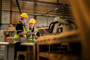 Kontrol paneli değişimine hazır hareket eden mühendis işçiler. İnsanlar sanayi fabrikasındaki ağır makinelerde çalışıyor. Makine teçhizatı fabrika teknolojisiyle. akıllı endüstri çalışanı.