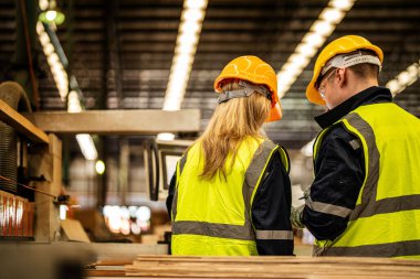 Fabrika mühendisi işçiler kontrol paneli düğmesine basıyor. İnsanlar sanayi fabrikasındaki ağır makinelerde çalışıyor. Makine teçhizatı fabrika teknolojisiyle. akıllı endüstri çalışanı.