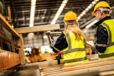 Fabrika mühendisi işçiler kontrol paneli düğmesine basıyor. İnsanlar sanayi fabrikasındaki ağır makinelerde çalışıyor. Makine teçhizatı fabrika teknolojisiyle. akıllı endüstri çalışanı.