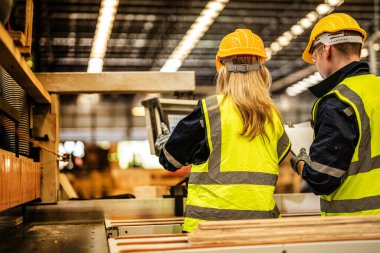 Fabrika mühendisi işçiler kontrol paneli düğmesine basıyor. İnsanlar sanayi fabrikasındaki ağır makinelerde çalışıyor. Makine teçhizatı fabrika teknolojisiyle. akıllı endüstri çalışanı.
