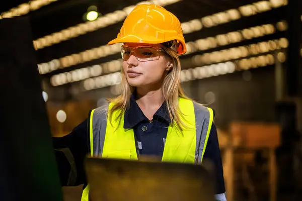 Makine teçhizatı olan insanlar fabrika teknolojisine sahipler. Akıllı endüstri çalışanı. Fabrika mühendisi kadın kontrol paneli anahtarı için kendinden emin duruyor. İşçi sanayi fabrikasındaki ağır makinede çalışıyor..