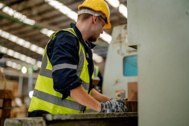 İşçi erkek ve kadın mühendisler depoda kereste odunlarını inceliyor. Akıllı endüstri çalışanı kavramı. Ahşap fabrikaları ağaç damak üretir..