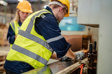 İşçi erkek ve kadın mühendisler depoda kereste odunlarını inceliyor. Akıllı endüstri çalışanı kavramı. Ahşap fabrikaları ağaç damak üretir..