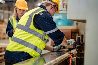 İşçi erkek ve kadın mühendisler depoda kereste odunlarını inceliyor. Akıllı endüstri çalışanı kavramı. Ahşap fabrikaları ağaç damak üretir..